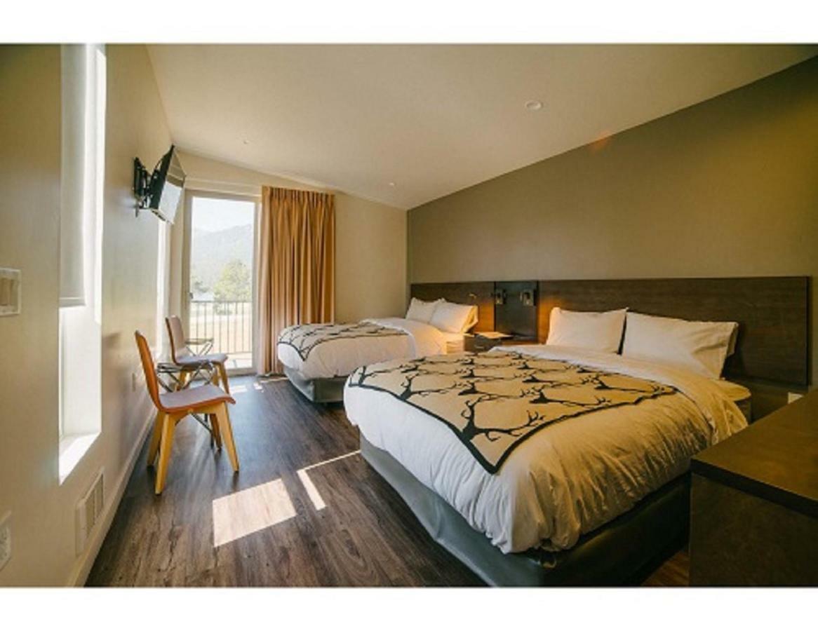 Terra Nova Cabins 웨스트 엘로스톤 외부 사진