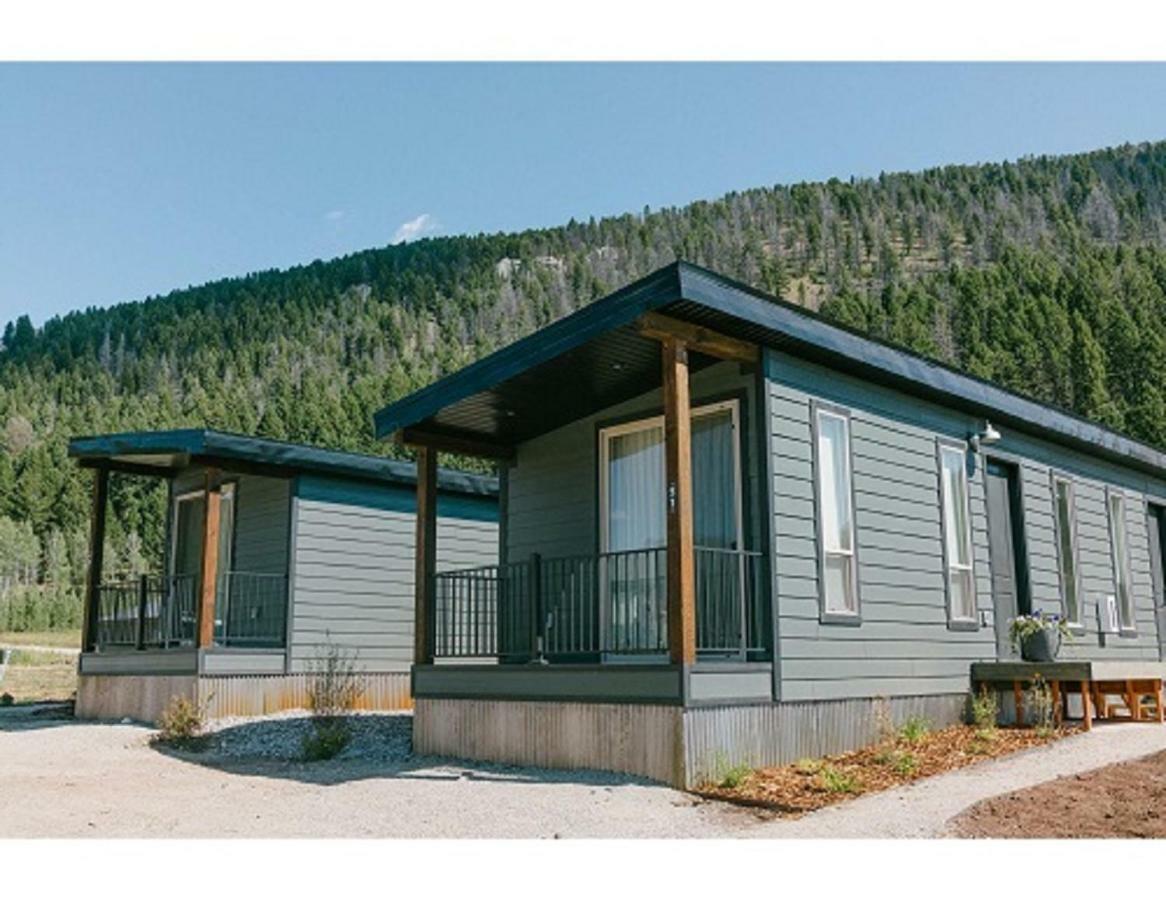 Terra Nova Cabins 웨스트 엘로스톤 외부 사진